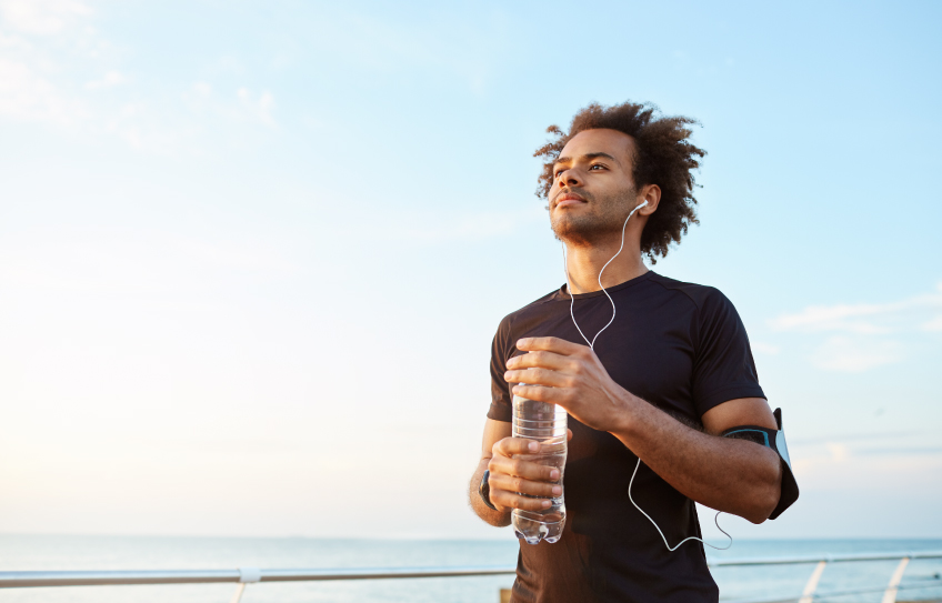 Seis consecuencias en tu cuerpo por no tomar agua